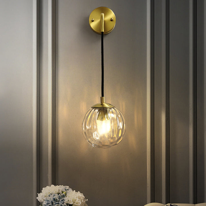 Skørter | Clear Ripple Glass Ball Wall Lamp Minimalistic 1-Light Brass Wall Lamp Fixture for Dining Room