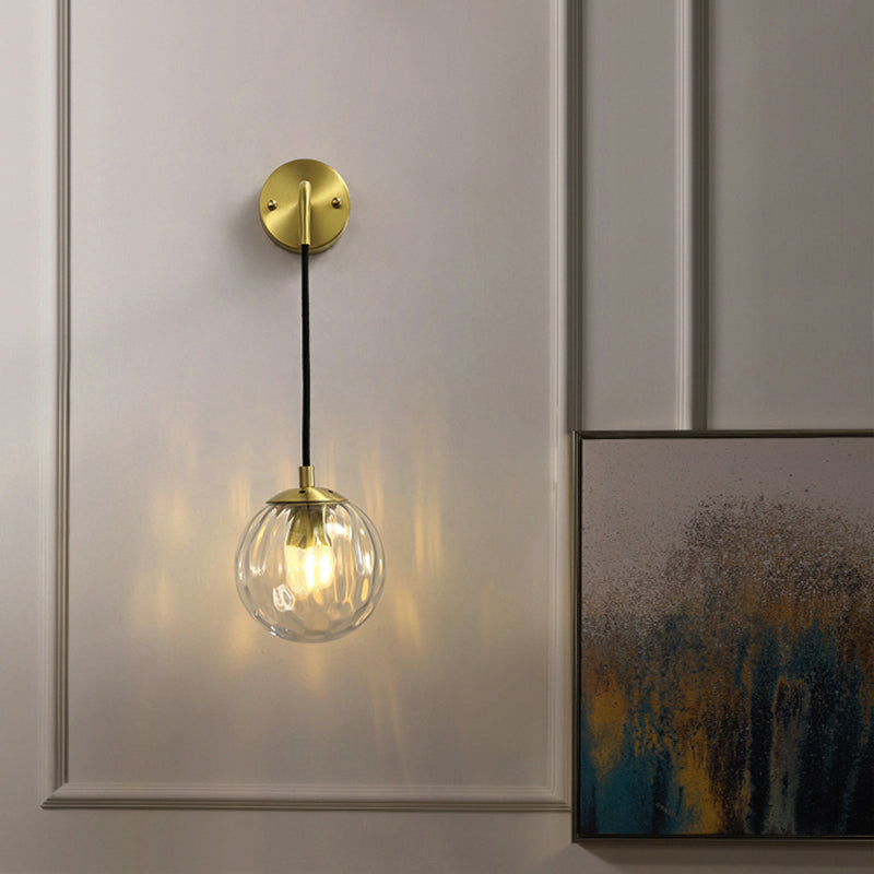 Skørter | Clear Ripple Glass Ball Wall Lamp Minimalistic 1-Light Brass Wall Lamp Fixture for Dining Room