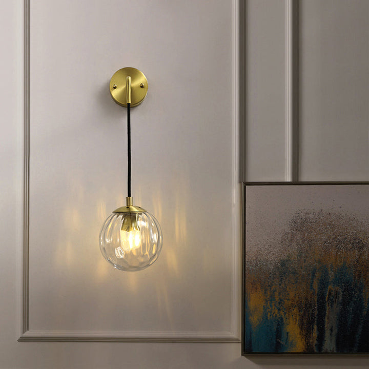 Skørter | Clear Ripple Glass Ball Wall Lamp Minimalistic 1-Light Brass Wall Lamp Fixture for Dining Room