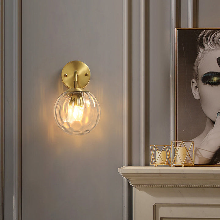 Skørter | Clear Ripple Glass Ball Wall Lamp Minimalistic 1-Light Brass Wall Lamp Fixture for Dining Room