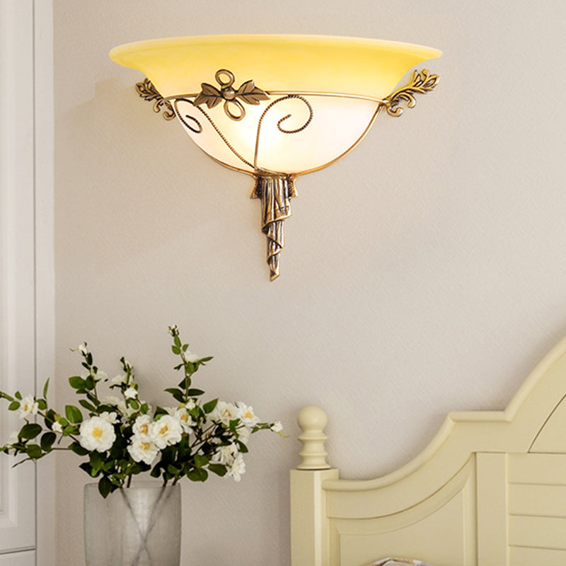 Skørter | Traditional Trumpet Wall Lamp White/Yellow Glass 1 Lamp Wall Mounted Lighting Fixture with Leaf Deco for Stair