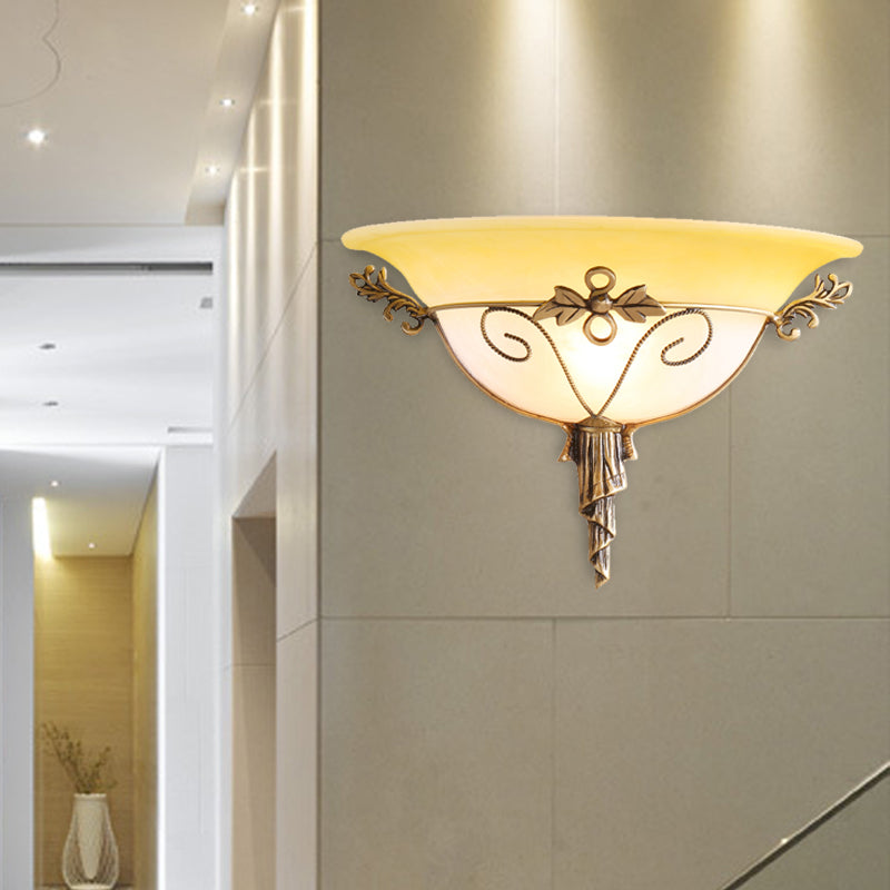 Skørter | Traditional Trumpet Wall Lamp White/Yellow Glass 1 Lamp Wall Mounted Lighting Fixture with Leaf Deco for Stair