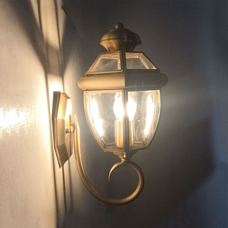 Skørter | Traditional Urn Wall Lamp Clear Glass 1 Lamp Wall Mounted Lighting Fixture in Brass with Curved Arm