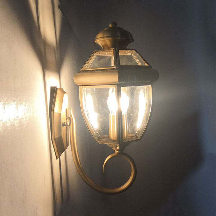 Skørter | Traditional Urn Wall Lamp Clear Glass 1 Lamp Wall Mounted Lighting Fixture in Brass with Curved Arm