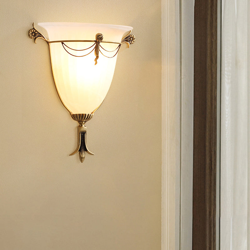 Skørter | 1 Bulb Wide Spreading Wall Lamp Traditional White Glass Wall Lighting Device for Nightstands