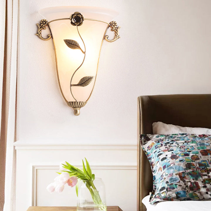 Skørter | 1 Bulb Cone Wall Light Traditional Opal Glass Wall Lighting Fixture in Brass with Flower
