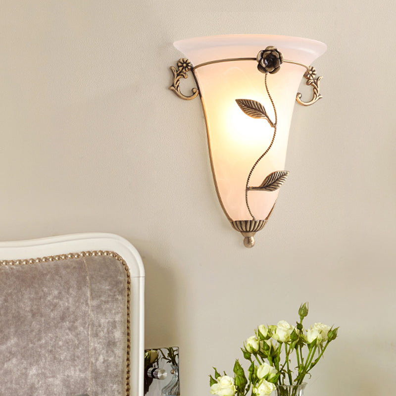 Skørter | 1 Bulb Cone Wall Light Traditional Opal Glass Wall Lighting Fixture in Brass with Flower