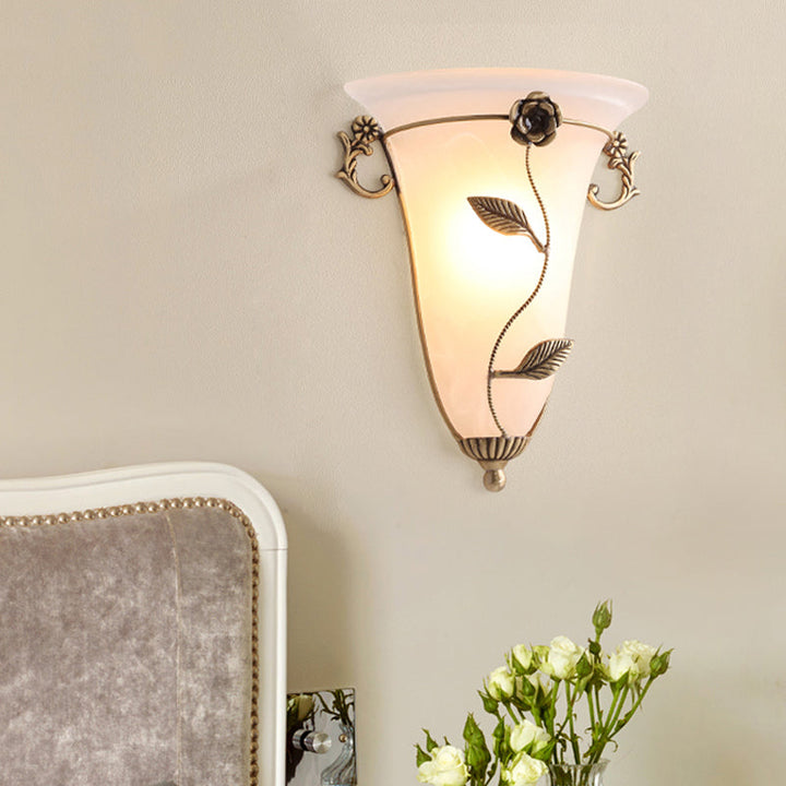 Skørter | 1 Bulb Cone Wall Light Traditional Opal Glass Wall Lighting Fixture in Brass with Flower