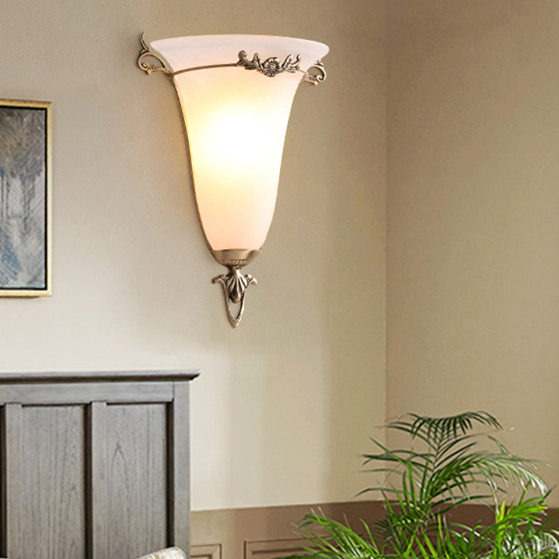Skørter | Traditional Trumpet Wall Mounted Lighting Frosted Glass 1 Head Wall Lamp in Brass
