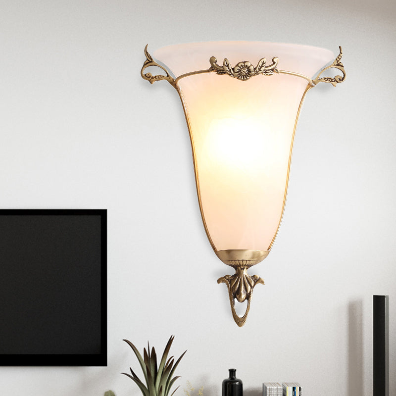 Skørter | Traditional Trumpet Wall Mounted Lighting Frosted Glass 1 Head Wall Lamp in Brass