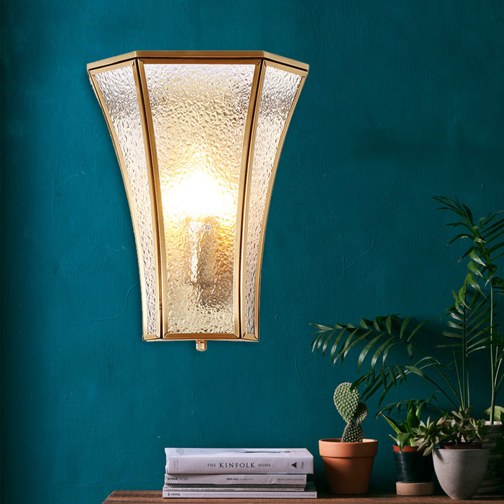 Skørter | 1 Bulb Flared Wall Light Traditional Textured Glass Wall Lighting Fixture in Brass with Step
