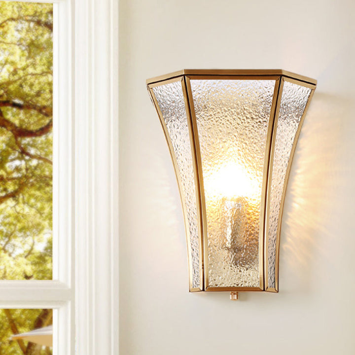 Skørter | 1 Bulb Flared Wall Light Traditional Textured Glass Wall Lighting Fixture in Brass with Step