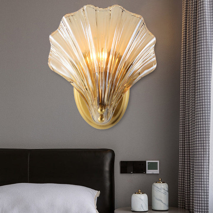 Skørter | Traditional Scalloped Wall Lighting Clear Glass 1 Head Wall Lamp in Brass
