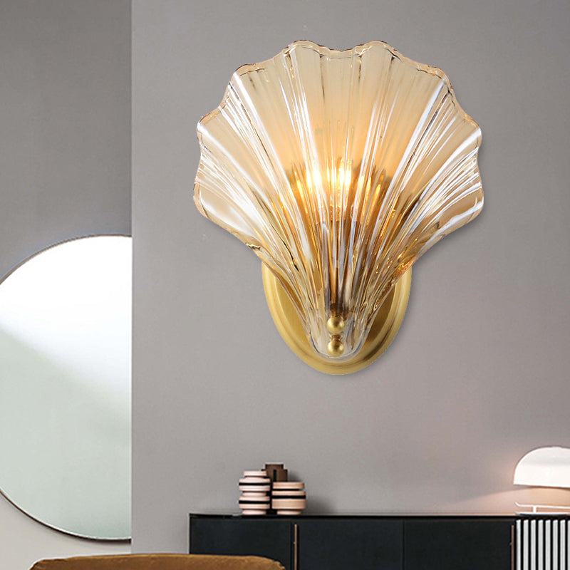 Skørter | Traditional Scalloped Wall Lighting Clear Glass 1 Head Wall Lamp in Brass