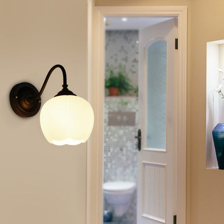 Skørter | 1-Light Flower Bud Wall Light Lamp Country Style White Glass Wall Lighting with Goose Feather Arm