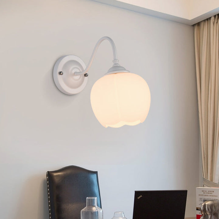 Skørter | 1-Light Flower Bud Wall Light Lamp Country Style White Glass Wall Lighting with Goose Feather Arm