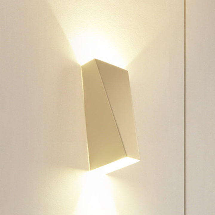 Skørter | Simple Style Trapeze Wall Wash Light Aluminum Warm/White Lighting LED Nightstand Wall Lamp in Black/White
