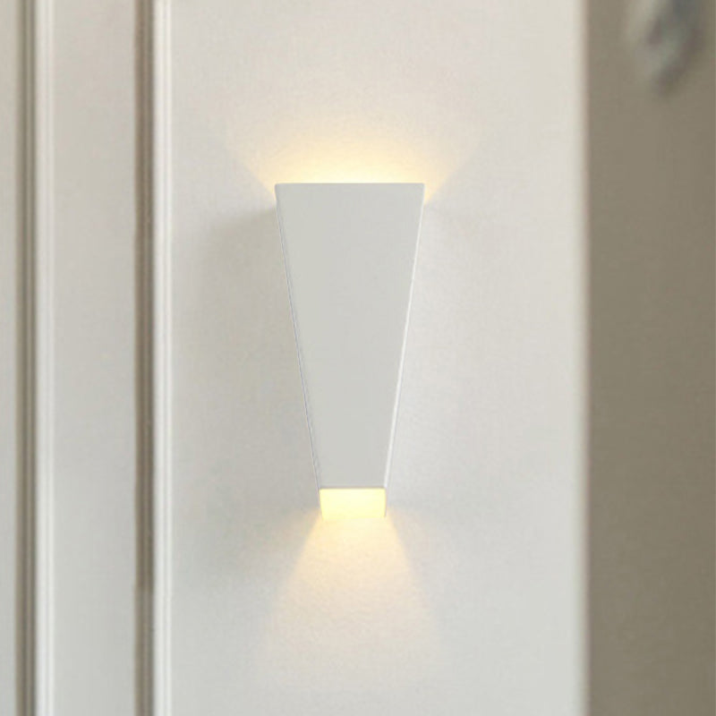 Skørter | Simple Style Trapeze Wall Wash Light Aluminum Warm/White Lighting LED Nightstand Wall Lamp in Black/White