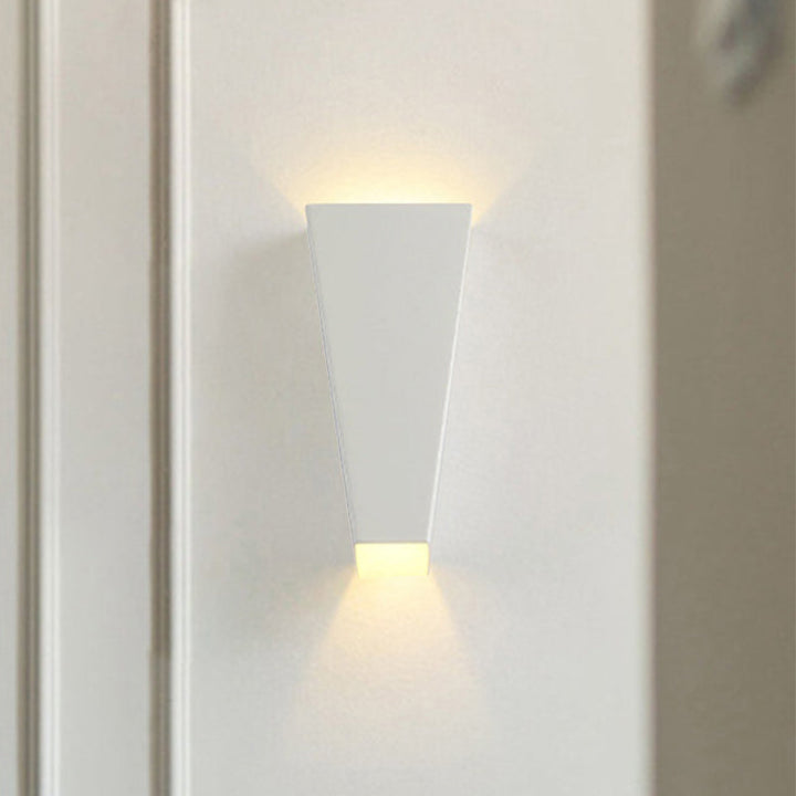 Skørter | Simple Style Trapeze Wall Wash Light Aluminum Warm/White Lighting LED Nightstand Wall Lamp in Black/White