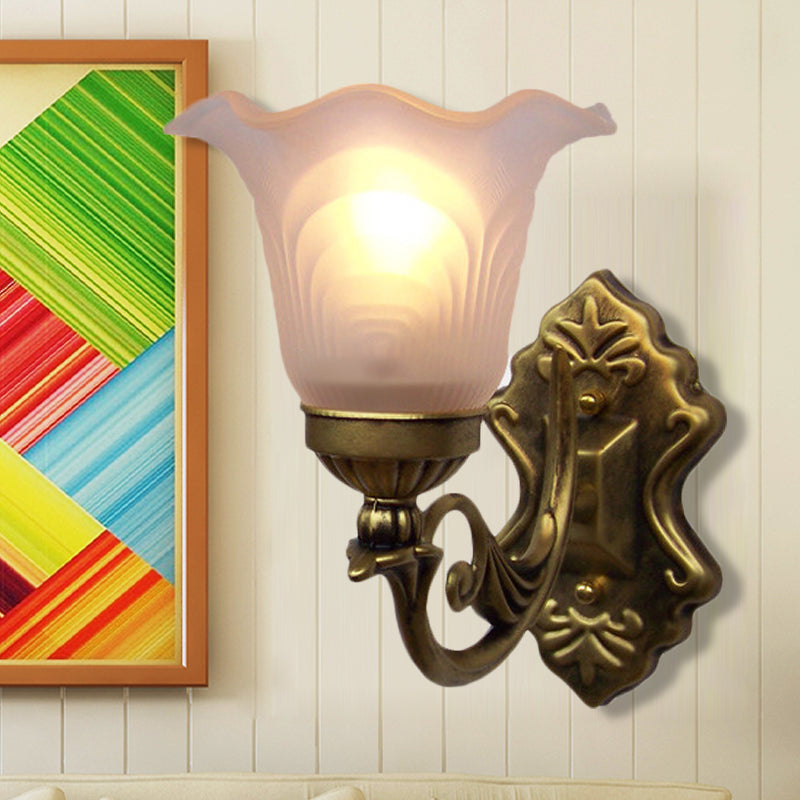Skørter | Bronze Flower Wall Lamp Traditional White Glass Shade 1-Light Living Room Wall Lamp with Curved Arm