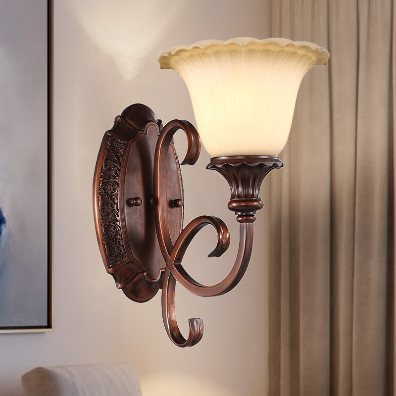 Skørter | 1-Light Frosted Glass Wall Light Vintage Style Red Brown Flower Bedroom Wall Lamp with Curved Arm
