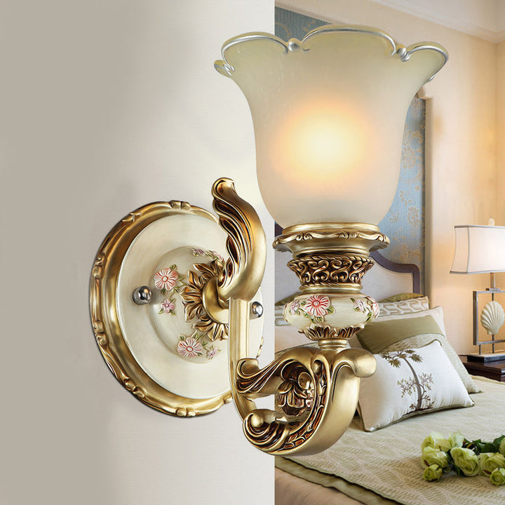 Skørter | 1-Light Frosted Glass Wall Lamp Traditional Gold Flower Shade Dining Room Wall Light with Carved Arm