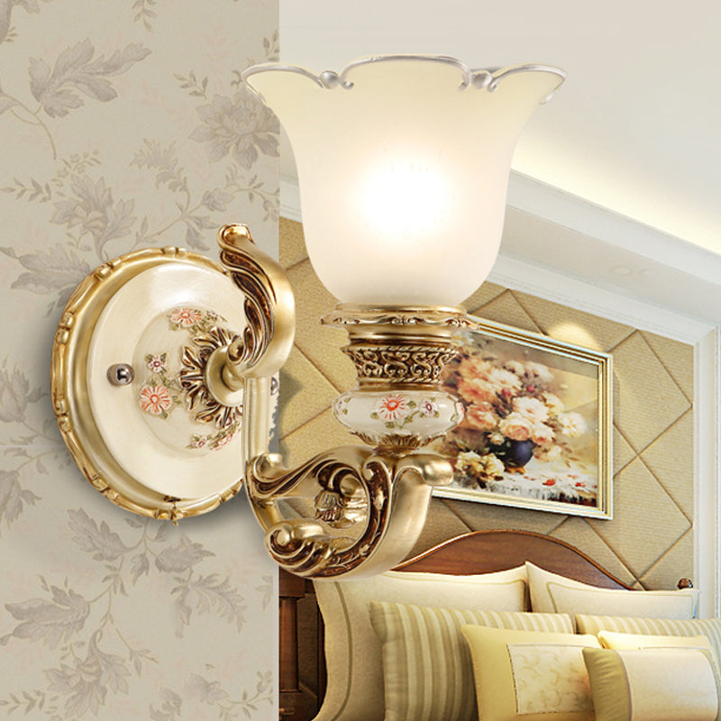 Skørter | 1-Light Frosted Glass Wall Lamp Traditional Gold Flower Shade Dining Room Wall Light with Carved Arm