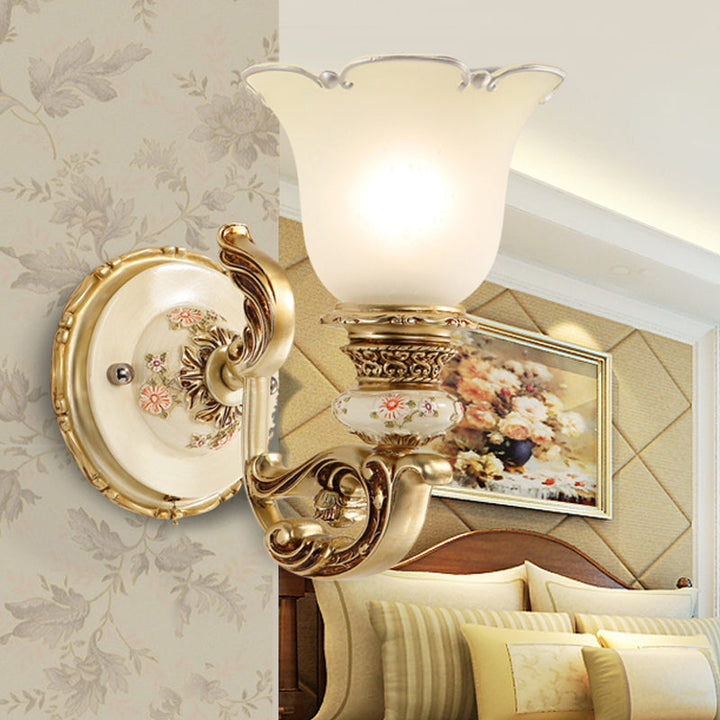 Skørter | 1-Light Frosted Glass Wall Lamp Traditional Gold Flower Shade Dining Room Wall Light with Carved Arm