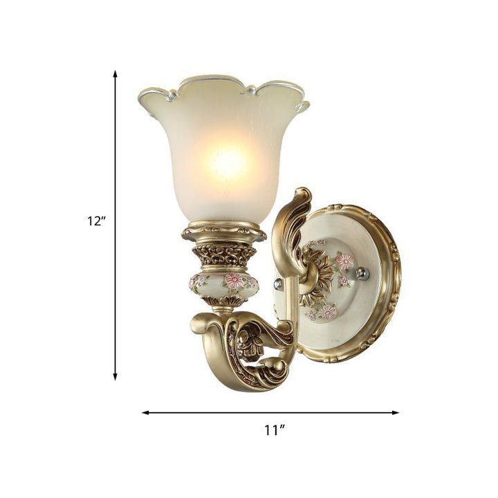 Skørter | 1-Light Frosted Glass Wall Lamp Traditional Gold Flower Shade Dining Room Wall Light with Carved Arm