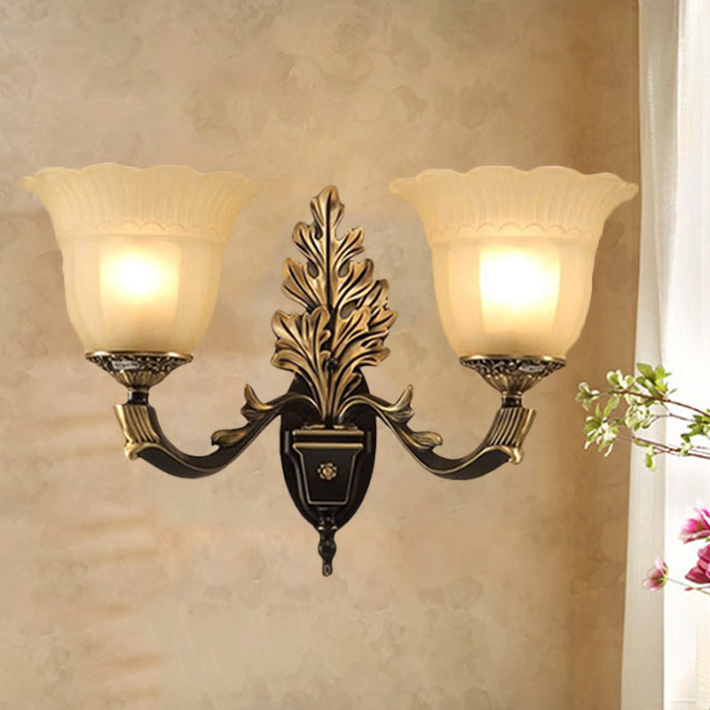 Skørter | 1/2-Light Wall Sconce Traditional Bloom Frosted Glass Sconce Light with Curved Arm in Black for Hallway