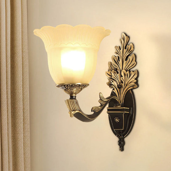 Skørter | 1/2-Light Wall Sconce Traditional Bloom Frosted Glass Sconce Light with Curved Arm in Black for Hallway