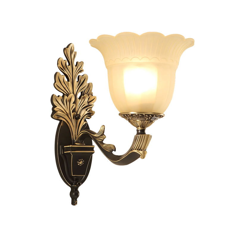 Skørter | 1/2-Light Wall Sconce Traditional Bloom Frosted Glass Sconce Light with Curved Arm in Black for Hallway