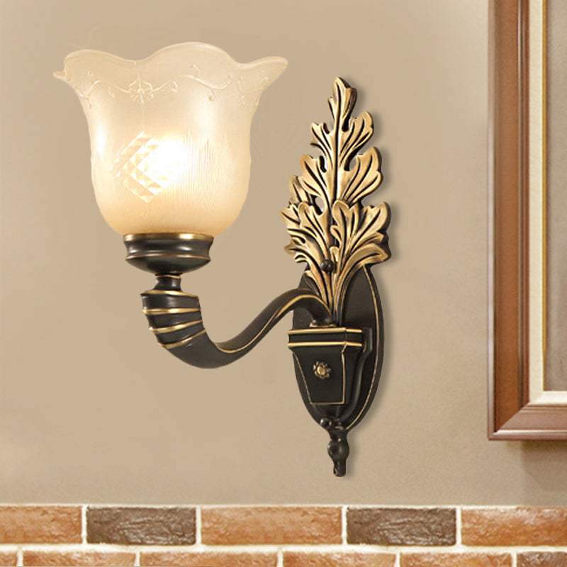 Skørter | 1/2-Light Wall Lamp Vintage Blossom carved glass wall lamp with curved arm in black for the living room