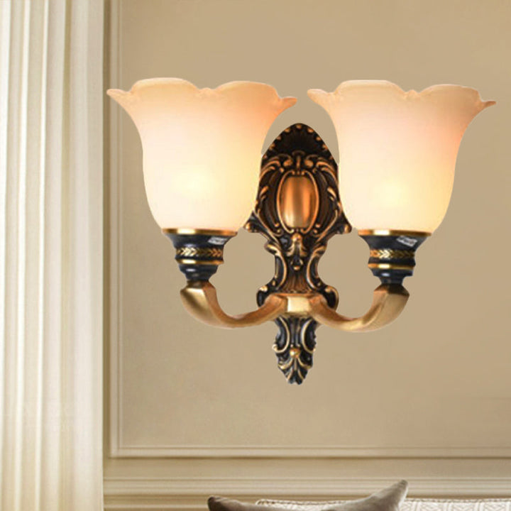 Skørter | Floral Bedroom Wall Lamp Light Traditional White Glass 1/2-Light Brass Wall Light with Metal Curved Arm