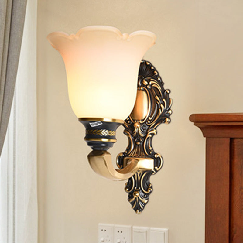 Skørter | Floral Bedroom Wall Lamp Light Traditional White Glass 1/2-Light Brass Wall Light with Metal Curved Arm