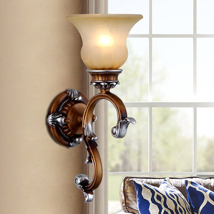 Skørter | Traditional Sloping Wall Lamp 1-Head Frosted Glass Wall Lamp with Curved Arm in Brass for the Living Room