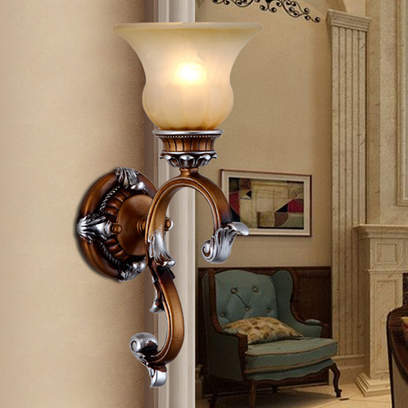 Skørter | Traditional Sloping Wall Lamp 1-Head Frosted Glass Wall Lamp with Curved Arm in Brass for the Living Room