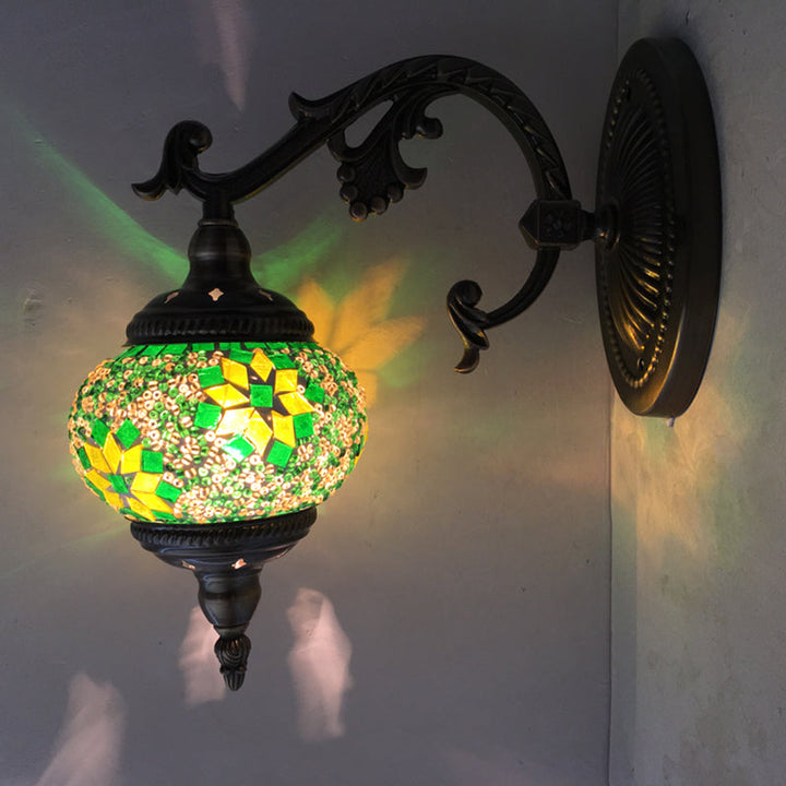 Skørter | Armed Wall Light Traditional Metal 1 Lamp Brass Wall Lamp with Global Green Glass Shade