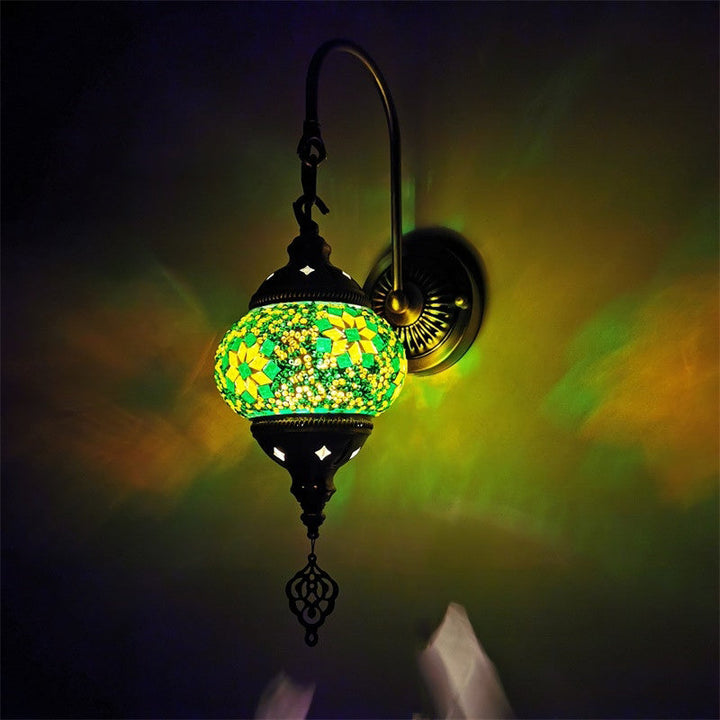 Skørter | Armed Wall Light Traditional Metal 1 Lamp Brass Wall Lamp with Global Green Glass Shade