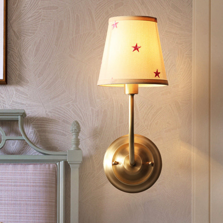 Skørter | 1 Head Tapered Shade Wall Lamp in Traditional Style, Fabric Metal Wall Light in Gold for Children's Room