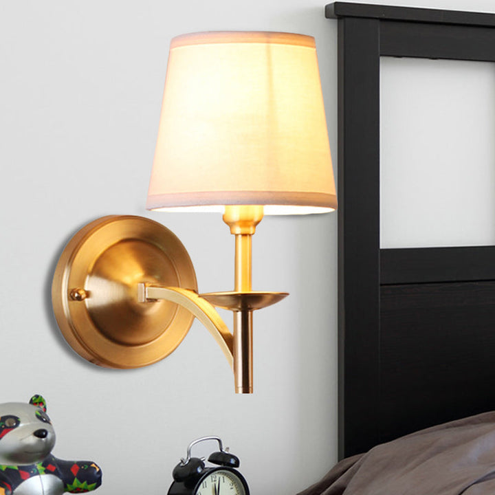 Skørter | 1 Head Tapered Shade Wall Lamp in Traditional Style, Fabric Metal Wall Light in Gold for Children's Room