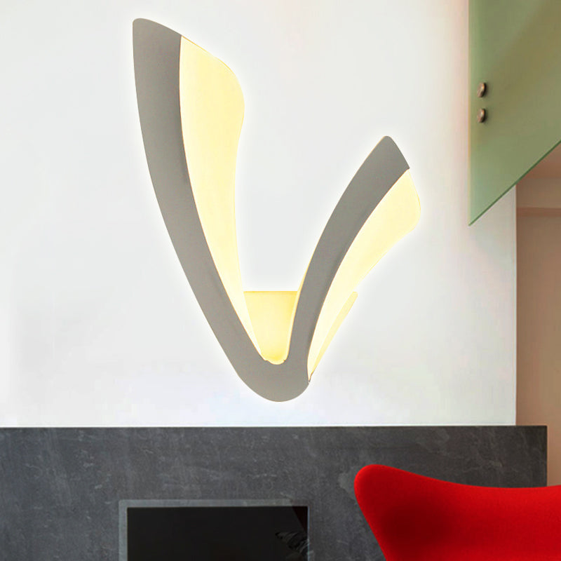 Skørter | Simple style horn-shaped wall lamp acrylic white LED wall light for living room