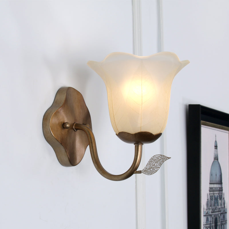 Skørter | 1 Light Flared Vanity Lamp Traditional White Glass Wall Lamp for Dining Room with Curved Arm