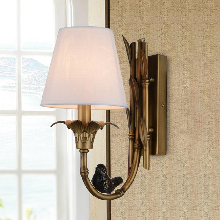 Skørter | 1 Light Wall Lamp Country Cone Fabric Wall Lamp in White with Brass Metal Backplate