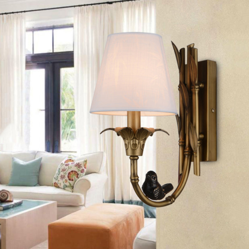 Skørter | 1 Light Wall Lamp Country Cone Fabric Wall Lamp in White with Brass Metal Backplate