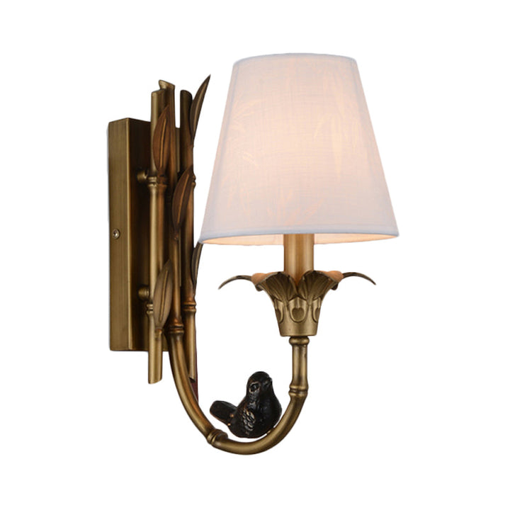 Skørter | 1 Light Wall Lamp Country Cone Fabric Wall Lamp in White with Brass Metal Backplate