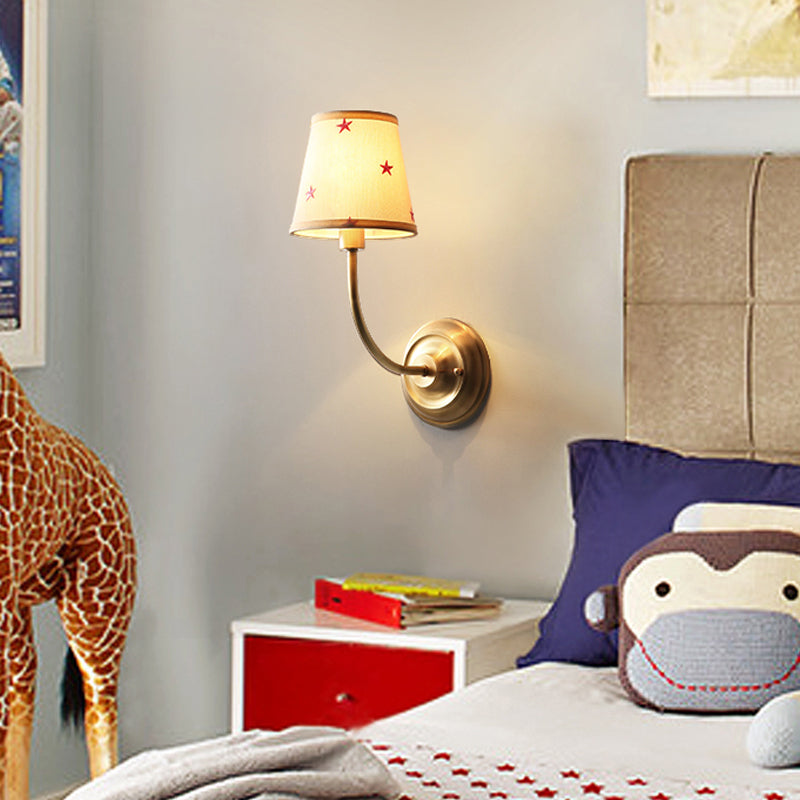Skørter | 1 Head Tapered Shade Wall Lamp in Traditional Style, Fabric Metal Wall Light in Gold for Children's Room