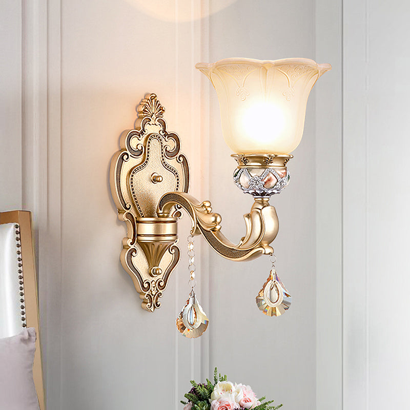Skørter | 1 Bulb Floral Wall Lamp Vintage White Etched Glass Wall Lamp with Crystal Accent and Gold Curly Resin Arm