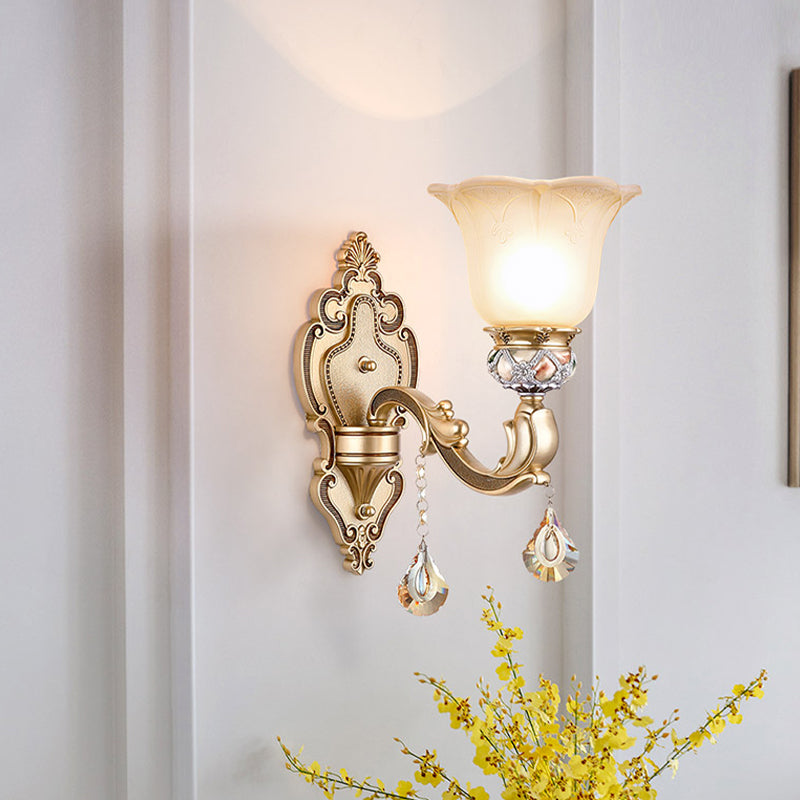Skørter | 1 Bulb Floral Wall Lamp Vintage White Etched Glass Wall Lamp with Crystal Accent and Gold Curly Resin Arm