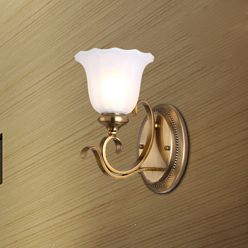 Skørter | 1 Head Opal Glass Wall Lighting Traditional Style Gold Finish Petal Shade Hallway Wall Light Fixture